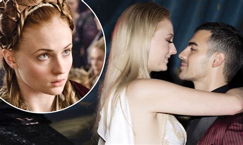 sophie turner desnuda|Game of Thrones: Sophie Turner strips off in X